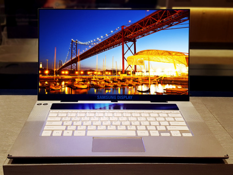 لپ تاپ گلکسی با صفحه نمایش OLED 120 هرتزی